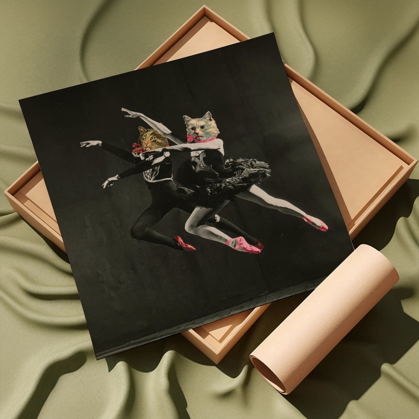 Cosmos junto a la piscina - Collage surrealista de inspiración retro Cuadrado Impresión de 20x20cm