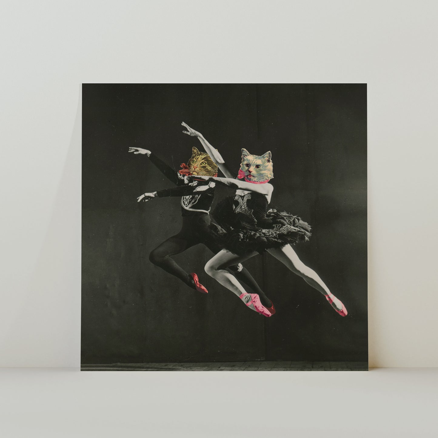 Cosmos junto a la piscina - Collage surrealista de inspiración retro Cuadrado Impresión de 20x20cm