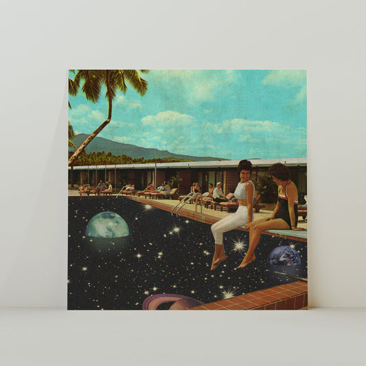 Cosmos by the Pool – Retro-inspirierte surrealistische Collage, quadratisch, 20 x 20 cm, Druck