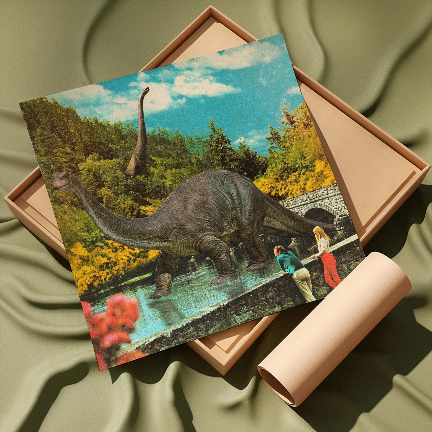 Dinosaur Days – Retro-inspirierter surrealistischer Collage-Druck, quadratisch, 20 x 20 cm