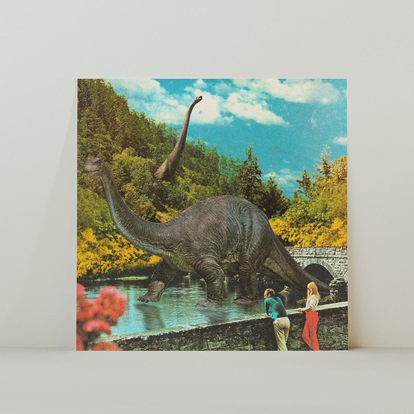 Dinosaur Days – Retro-inspirierter surrealistischer Collage-Druck, quadratisch, 20 x 20 cm