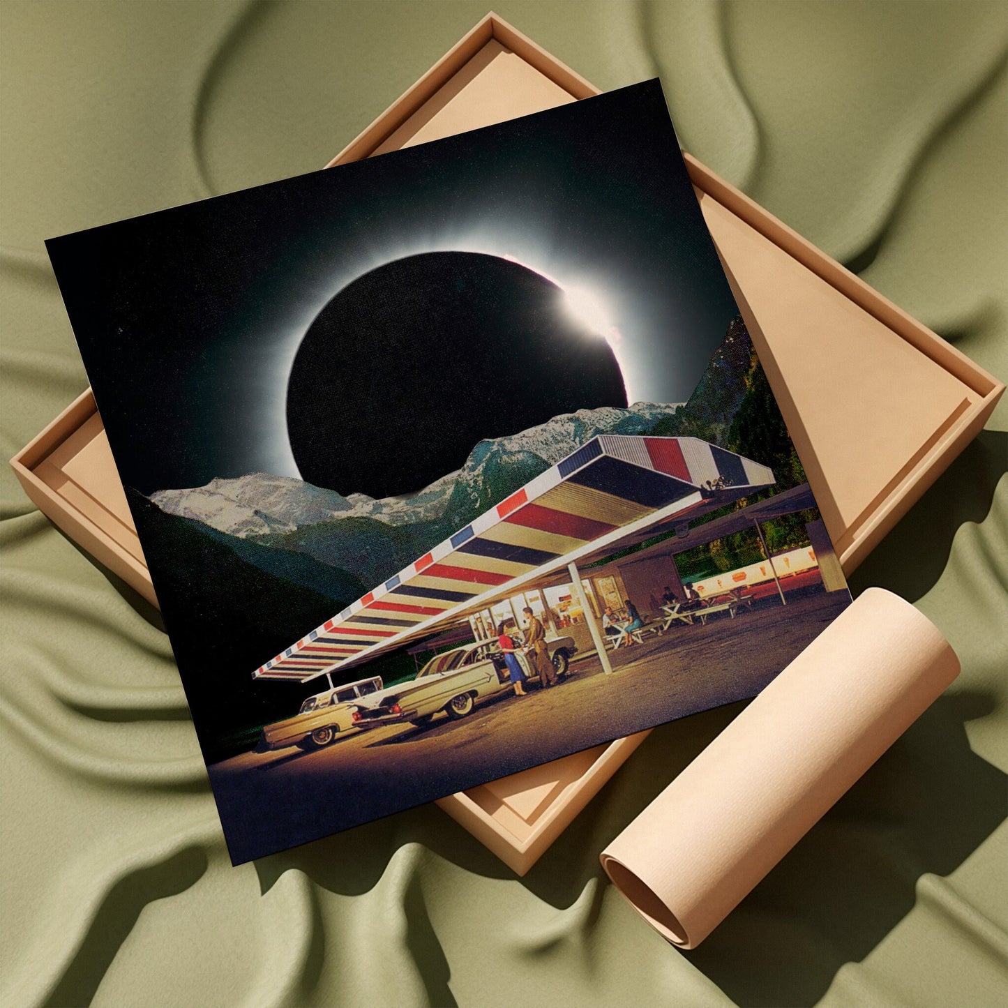 Eclipse Diner – Retro-inspirierte surrealistische Weltraumcollage, quadratisch, 20 x 20 cm, Druck