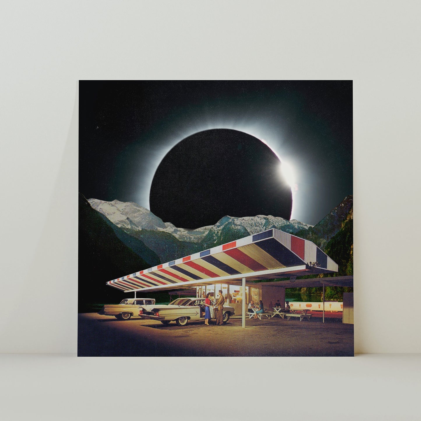 Eclipse Diner – Retro-inspirierte surrealistische Weltraumcollage, quadratisch, 20 x 20 cm, Druck